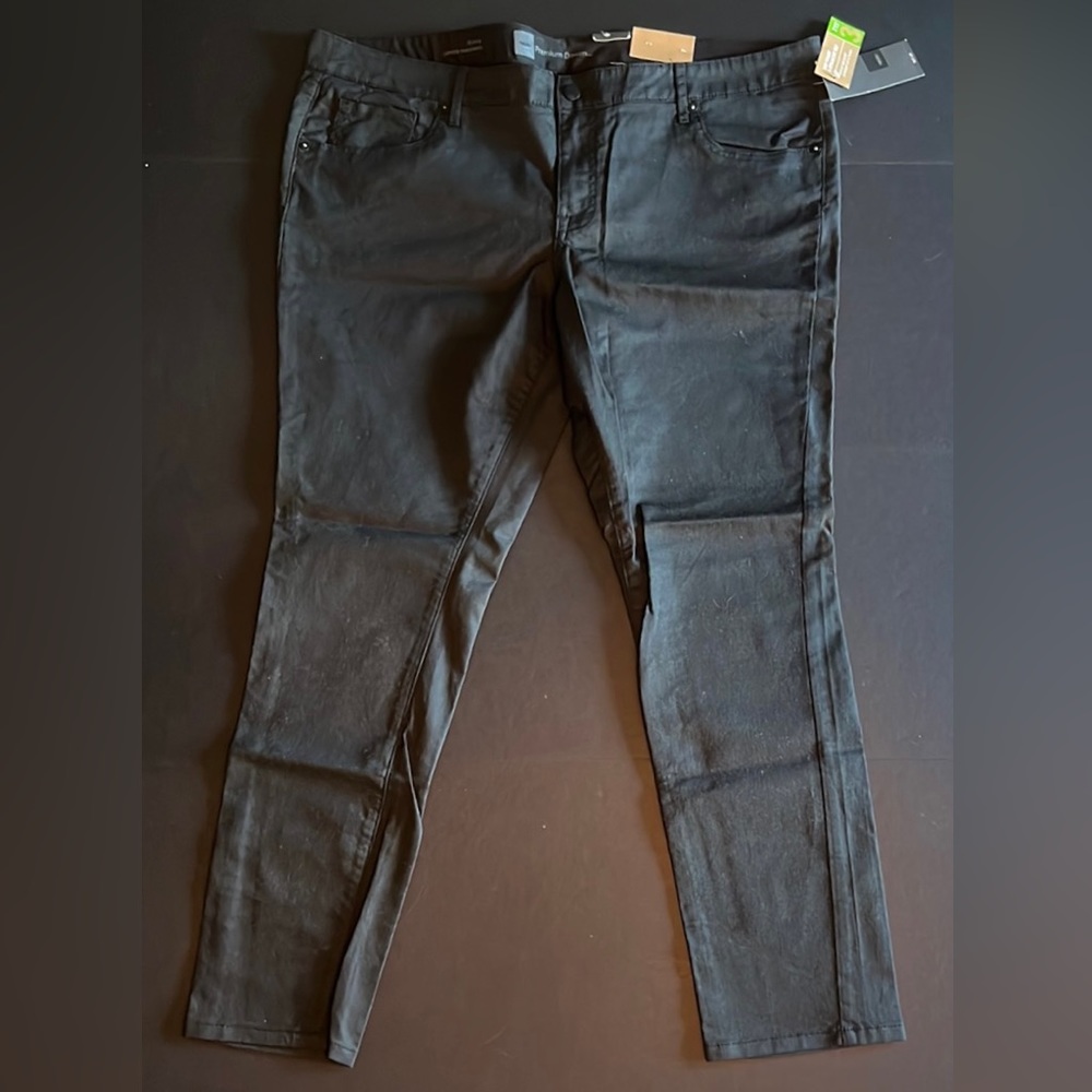 black skinny, mid waist, straight hip jean-NWT
